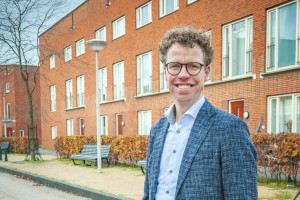 Betere woningen en zorg in Escamp, aldus Martijn op het debat